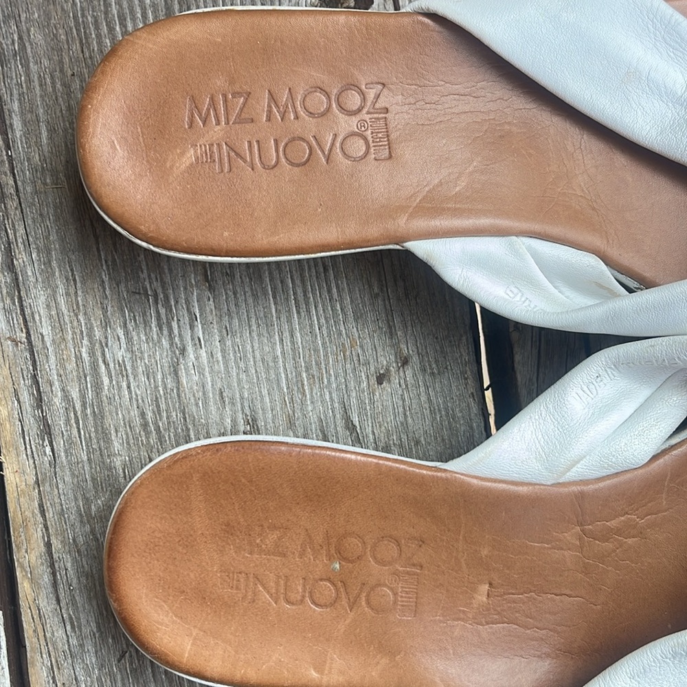 Miz Mooz “The Inuovo Collection” White Leather Thong Sandals - Size 39 - Picture 7 of 9